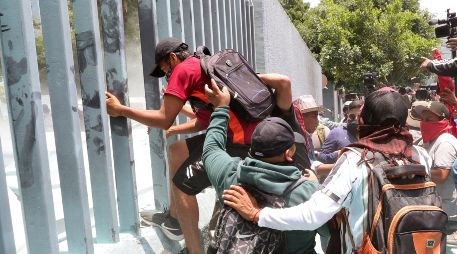 Personas ingresan por la fuerza a las oficinas de la Secretaría de Educación Pública durante una manifestación este miércoles, en la Ciudad de México. EFE/M. Hartz