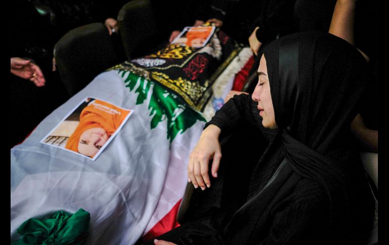 La localidad de Wardanieh, en Líbano, despide a una familia de seis miembros fallecida en un bombardeo israelí contra Marwanieh, en el sur del país. EFE/E. Gutiérrez