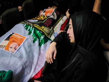 La localidad de Wardanieh, en Líbano, despide a una familia de seis miembros fallecida en un bombardeo israelí contra Marwanieh, en el sur del país. EFE/E. Gutiérrez