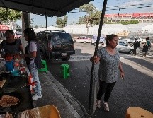 Juana Cruz (d), residente de un barrio cercano al estadio Ciudad de México. EFE / ARCHIVO
