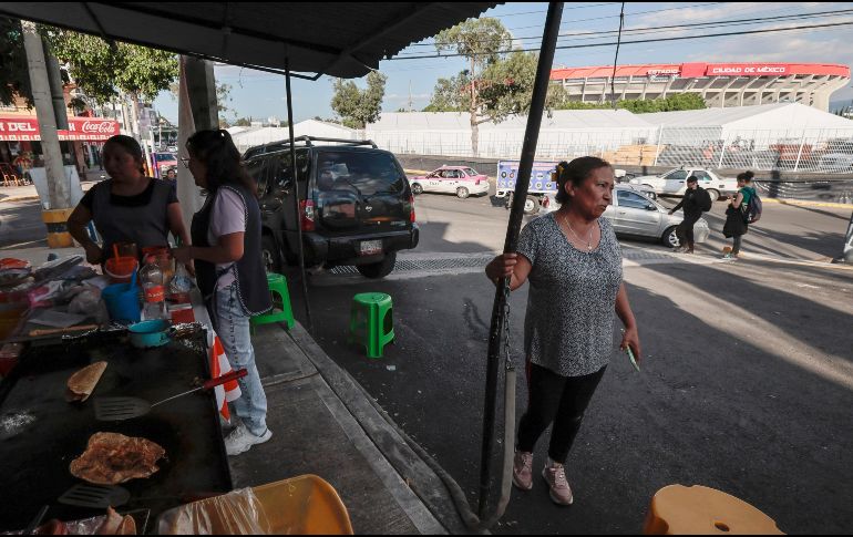 Juana Cruz (d), residente de un barrio cercano al estadio Ciudad de México. EFE / ARCHIVO