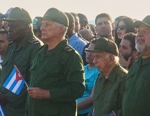 El presidente de Cuba, Miguel Díaz-Canel (segundo desde la izquierda), y el nieto de Raúl Castro, Raúl Guillermo Rodríguez Castro, participan en una manifestación en La Habana. AP/ARCHIVO