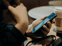 El factor humano y la adopción de nuevas tecnologías están facilitando la labor de los hackers, sin importar si el teléfono es de uso personal o corporativo, la prevención es la única barrera efectiva contra la intrusión. CANVA