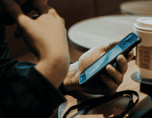 El factor humano y la adopción de nuevas tecnologías están facilitando la labor de los hackers, sin importar si el teléfono es de uso personal o corporativo, la prevención es la única barrera efectiva contra la intrusión. CANVA