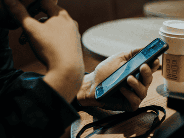 El factor humano y la adopción de nuevas tecnologías están facilitando la labor de los hackers, sin importar si el teléfono es de uso personal o corporativo, la prevención es la única barrera efectiva contra la intrusión. CANVA