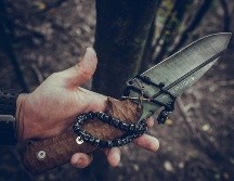 Clavar un cuchillo en época de lluvias es un truco muy popular entre los tapatíos a pesar de que la mayoría piensa que es sólo un mito. ESPECIAL/PIXABAY