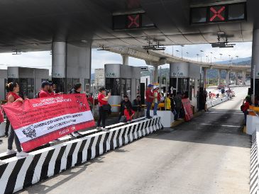 Integrantes de la Coordinadora Nacional de Trabajadores de la Educación (CNTE) toman una caseta de peaje durante una manifestación este jueves, en la Ciudad de México. EFE/M. Hartz