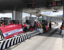 Integrantes de la Coordinadora Nacional de Trabajadores de la Educación (CNTE) toman una caseta de peaje durante una manifestación este jueves, en la Ciudad de México. EFE/M. Hartz