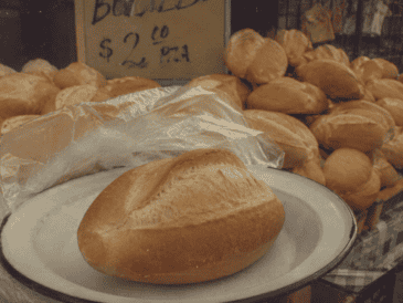 Descubre por qué quitarle el migajón al bolillo no te ayuda a bajar de peso. ESPECIAL/ChatGPT