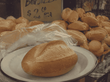Descubre por qué quitarle el migajón al bolillo no te ayuda a bajar de peso. ESPECIAL/ChatGPT