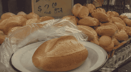 Descubre por qué quitarle el migajón al bolillo no te ayuda a bajar de peso. ESPECIAL/ChatGPT