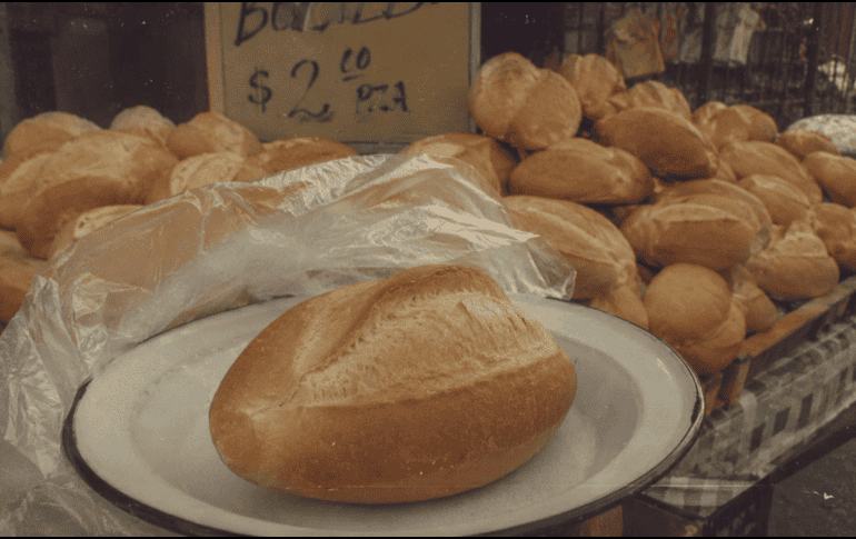 Descubre por qué quitarle el migajón al bolillo no te ayuda a bajar de peso. ESPECIAL/ChatGPT