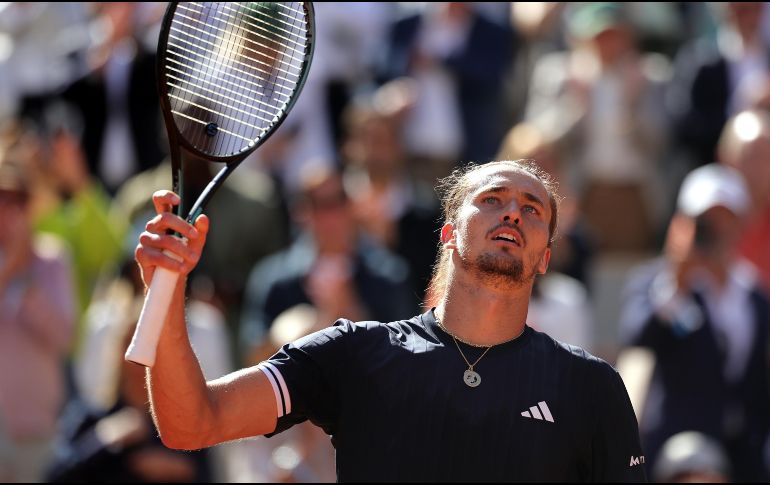 Zverev se mostró más sólido desde el fondo de la pista de arcilla roja durante la Semifinal del Roland Garros. EFE / T. Suárez