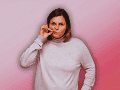El acto de interrumpir constantemente responde a la necesidad inconsciente de validar el propio ego o de controlar el entorno social. ESPECIAL / CANVA