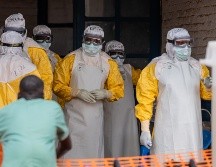 Personal médico se prepara para su turno en el centro de tratamiento de Mongbwalu, en la República Democrática del Congo. AP/M. Sawasawa