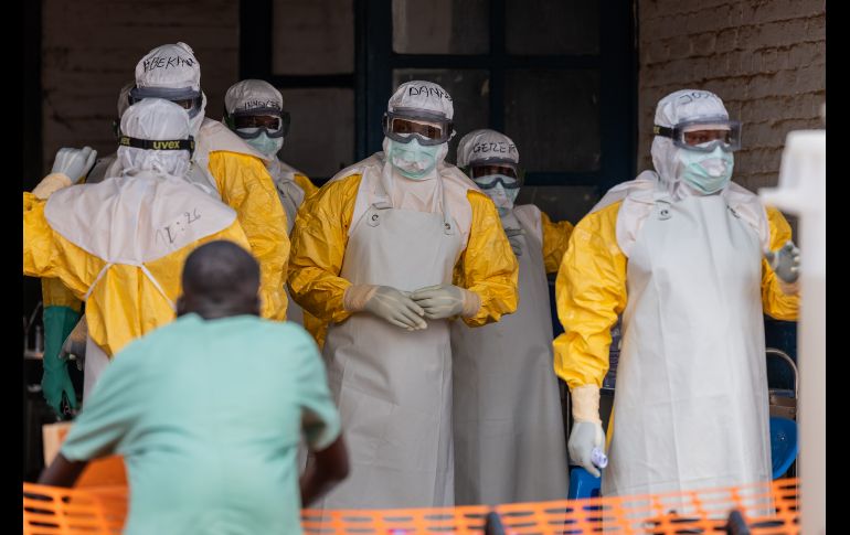 Personal médico se prepara para su turno en el centro de tratamiento de Mongbwalu, en la República Democrática del Congo. AP/M. Sawasawa