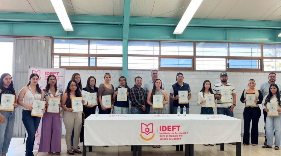 La entrega de constancias y diplomas se llevó a cabo en varios planteles y acciones extramuros. IDEFT