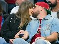 La cantante Taylor Swift y Travis Kelce se besan durante el tercer partido de New York Knicks, en el Rocket Arena el 23 de mayo de 2026. AFP
