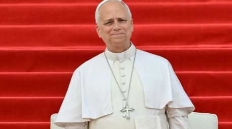 Fue la reconocida corresponsal de Televisa, Valentina Alazraki, quien se aproximó al Papa León XIV para hacerle entrega de un obsequio muy especial: la playera oficial de la Selección Mexicana. AFP / ARCHIVO