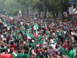 Entre mojigangas, bailarines folclóricos y hasta luchadores, los mexicanos se pusieron a bailar luego de romper un Récord Guinness. EFE/M. Hartz