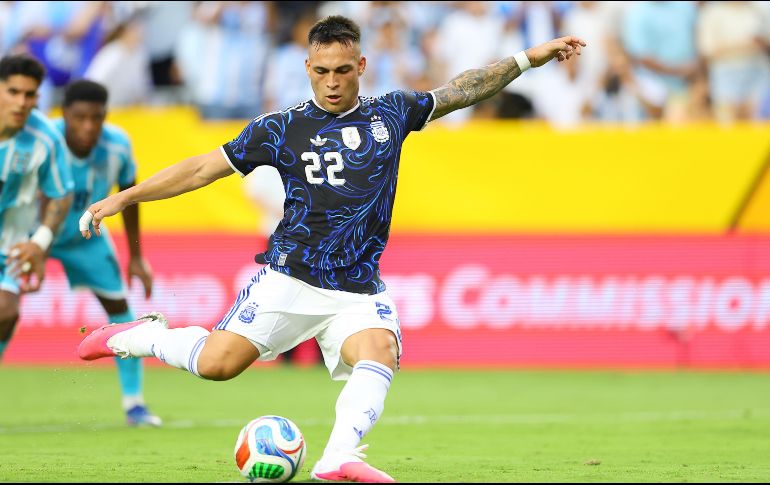 Lautaro Martínez. El atacante del Inter de Milán abrió la cuenta para los argentinos desde los once pasos. EFE/C. Ramírez