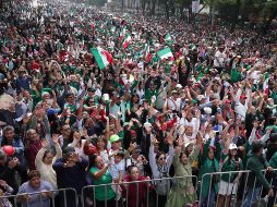 Miles de personas realizaron una ola humana (movimiento masivo de aficionados), este sábado en una de las principales avenidas de la Ciudad de México. EFE/M. Hartz