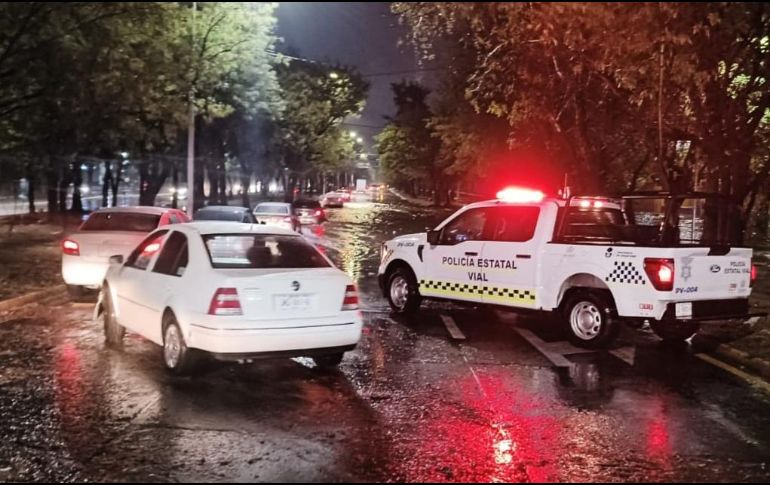 Cuerpos de emergencia realizaron labores de monitoreo y atención ante las afectaciones ocasionadas por las condiciones meteorológicas. ESPECIAL/X/ @JaliscoVial