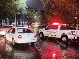 Cuerpos de emergencia realizaron labores de monitoreo y atención ante las afectaciones ocasionadas por las condiciones meteorológicas. ESPECIAL/X/ @JaliscoVial