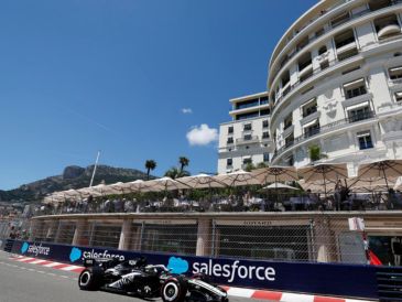 La sanción obligó al mexicano a pasar por la calle de pits sin detenerse, perdiendo tiempo y posiciones respecto al resto del pelotón. EFE/S. NOGIER