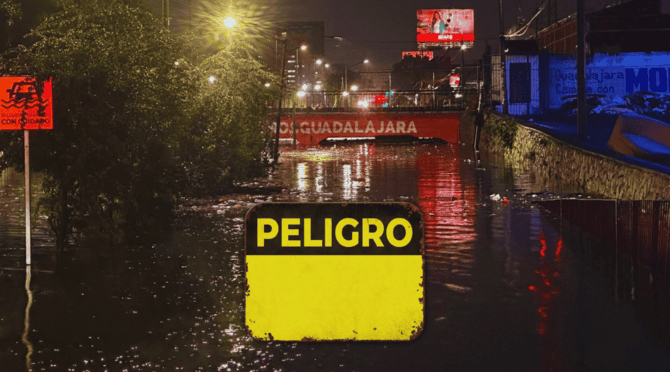 Las autoridades recomiendan a la población evitar transitar por zonas bajas y pasos a desnivel durante las tormentas. FACEBOOK / Protección Civil y Bomberos GDL