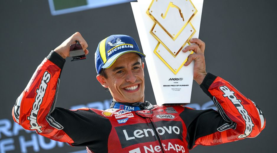 Marc Márquez logró su victoria número 100 en Grandes Premios tras imponerse a Pedro Acosta en un emocionante duelo en Hungría. EFE/ Z. Czegledi.
