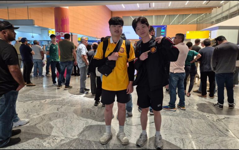 Suhun Yoon y Taem Park, quienes llegaron la tarde de este domingo al Aeropuerto Internacional de Guadalajara desde Corea del Sur. EL INFORMADOR / R. BOBADILLA