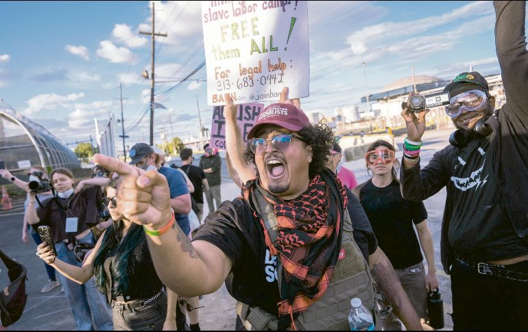 Migrantes participan en una manifestación contra las políticas del ICE en Estados Unidos. AFP