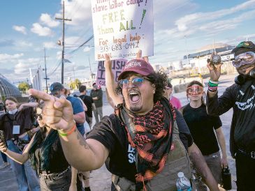 Migrantes participan en una manifestación contra las políticas del ICE en Estados Unidos. AFP