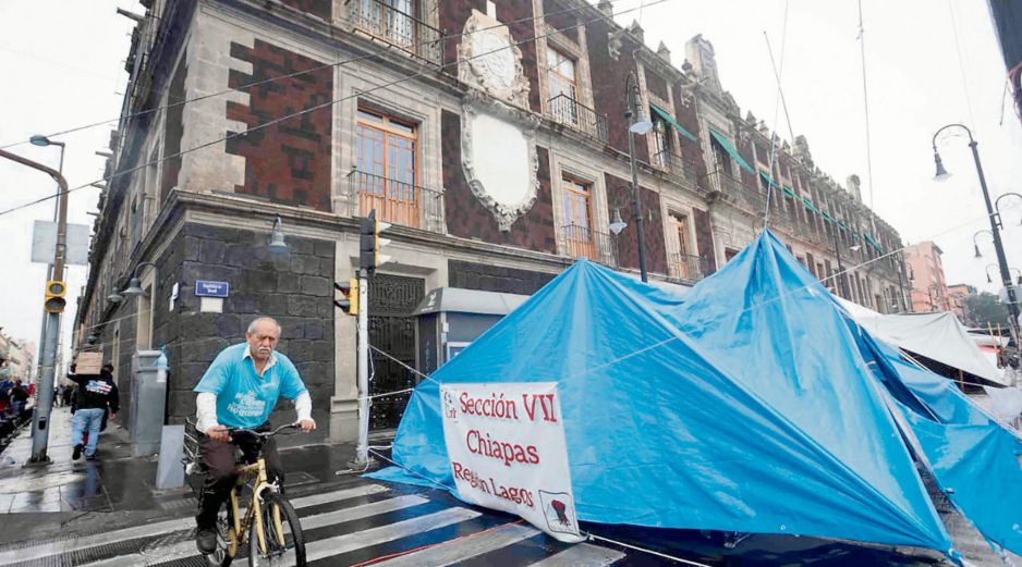 Los maestros de la Coordinadora Nacional mantienen ocupado el entorno del Zócalo de la Ciudad de México. EL UNIVERSAL