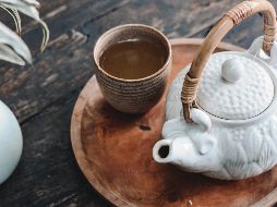 Conoce el té ideal para combatir el dolor de garganta. Expertos revelan cómo el jengibre, la manzanilla y la miel de Manuka son la clave para un alivio inmediato. Unsplash