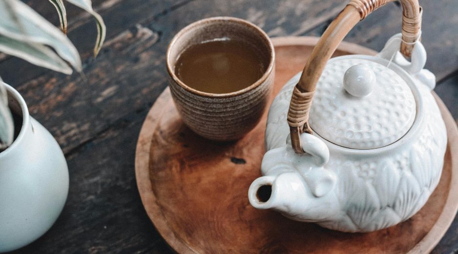 Conoce el té ideal para combatir el dolor de garganta. Expertos revelan cómo el jengibre, la manzanilla y la miel de Manuka son la clave para un alivio inmediato. Unsplash