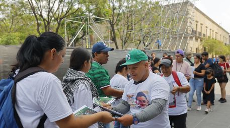 En medio de las críticas por el blindaje en el Centro Histórico tapatío, el flujo de turistas ha aumentado en los últimos días. EFE/F. Guasco