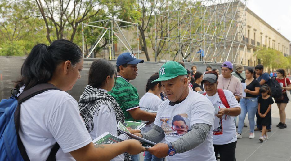 En medio de las críticas por el blindaje en el Centro Histórico tapatío, el flujo de turistas ha aumentado en los últimos días. EFE/F. Guasco