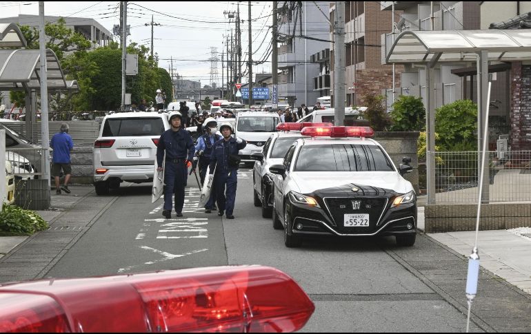 Policía se ve en una zona residencial donde se avistó un oso en Utsunomiya, en el norte de Tokio, el martes 9 de junio de 2026. AP/ Kyodo News