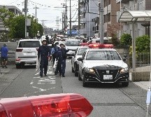 Policía se ve en una zona residencial donde se avistó un oso en Utsunomiya, en el norte de Tokio, el martes 9 de junio de 2026. AP/ Kyodo News