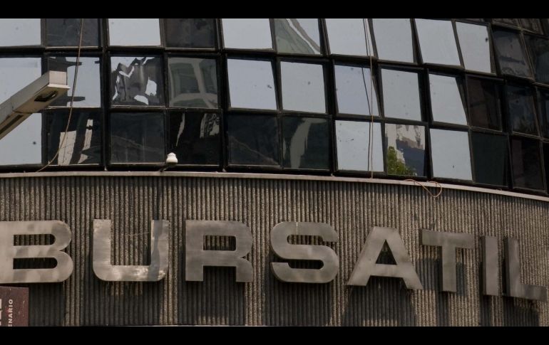 En medio de una jornada marcada por los resultados mixtos a nivel global, el mercado bursátil mexicano registró un nuevo rojo en sus cifras. AFP/ARCHIVO