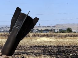 Restos de un misil balístico iraní que impactó en un campo agrícola cerca de la ciudad de Najha, en la zona rural de Damasco, Siria. EFE/M. Al Rifai