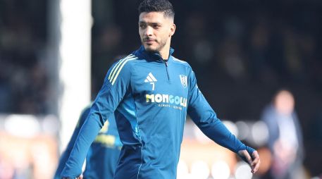 El club destacó el carácter y la resiliencia que mostró el mexicano después de la grave lesión en la cabeza que sufrió en un encuentro contra el Arsenal en 2020. AFP/ MI NEWS.