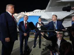 El presidente estadounidense Donald Trump habla con los periodistas antes de abordar el Air Force One en el Aeropuerto Internacional John F. Kennedy, en la madrugada del martes 9 de junio en Nueva York. AP/M. Schiefelbein