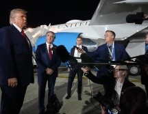 El presidente estadounidense Donald Trump habla con los periodistas antes de abordar el Air Force One en el Aeropuerto Internacional John F. Kennedy, en la madrugada del martes 9 de junio en Nueva York. AP/M. Schiefelbein