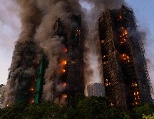 El humo se eleva de un incendio en el complejo residencial de Wang Fuk Court, en el distrito de Tai Po en los Nuevos Territorios de Hong Kong, el 26 de noviembre de 2025. (AP/C. Long Hei