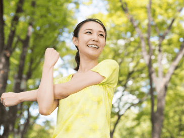 Cada una de estas acciones influye en factores clave relacionados con el envejecimiento saludable: el funcionamiento cardiovascular, la salud cerebral, el equilibrio hormonal y el bienestar emocional.  CANVA