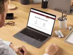 El propio SAT justificó la medida al señalar que resulta de interés público frenar la emisión de facturas por operaciones inexistentes y transparentar la identidad de quienes participan en este tipo de esquemas. ESPECIAL/ CANVA