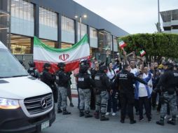 Aficionados reaccionan durante la llegada de la selección de Irán al Aeropuerto Internacional de Tijuana. EFE/J. Terríquez